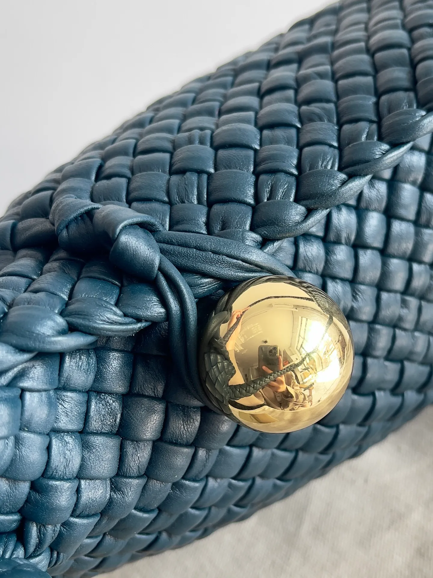 Batch 5760 BV collectible small woven handbags are really YYDS!! Bottega Veneta’s most classic small woven handbags are back! ! We use the highest quality leather with the highest craftsmanship❤️ to create the most expensive works. We have created the original Intrecciato leather weaving process❤️ This unique traditional exclusive leather weaving method has not only become our logo but also reflects the time-consuming and labor-intensive craftsmanship of our products❤️ The new TOSCA handbag must be a selection worth collecting🆕⚠️⚠️Babies, malachite can be sold separately and can be assembled by yourself Style number: 716974 Size: 27*9*18cm